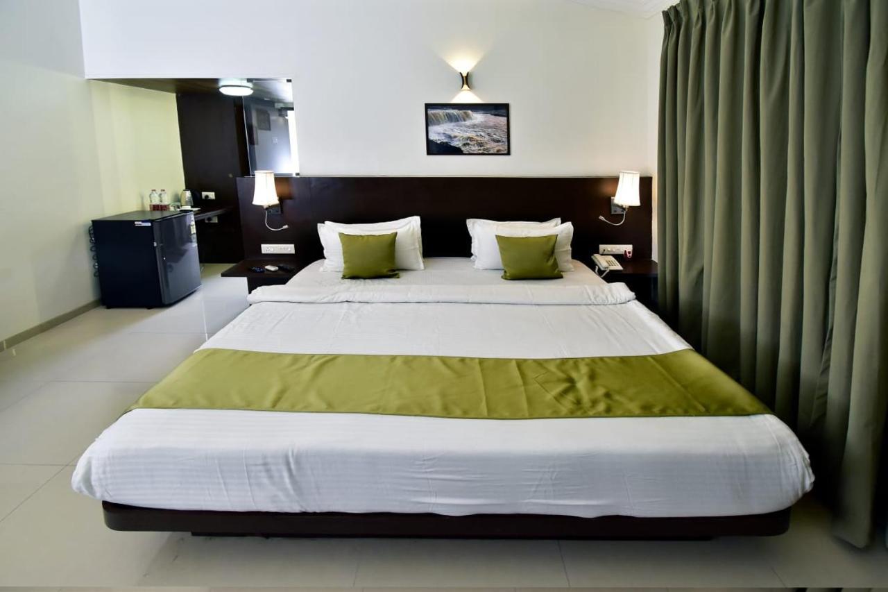 Caves County Resort Malegaon Eksteriør billede