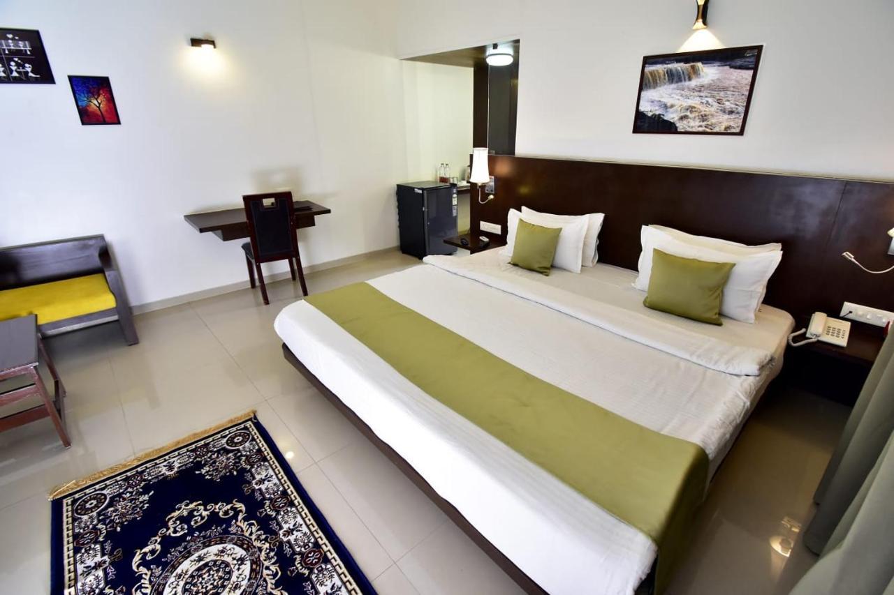 Caves County Resort Malegaon Eksteriør billede
