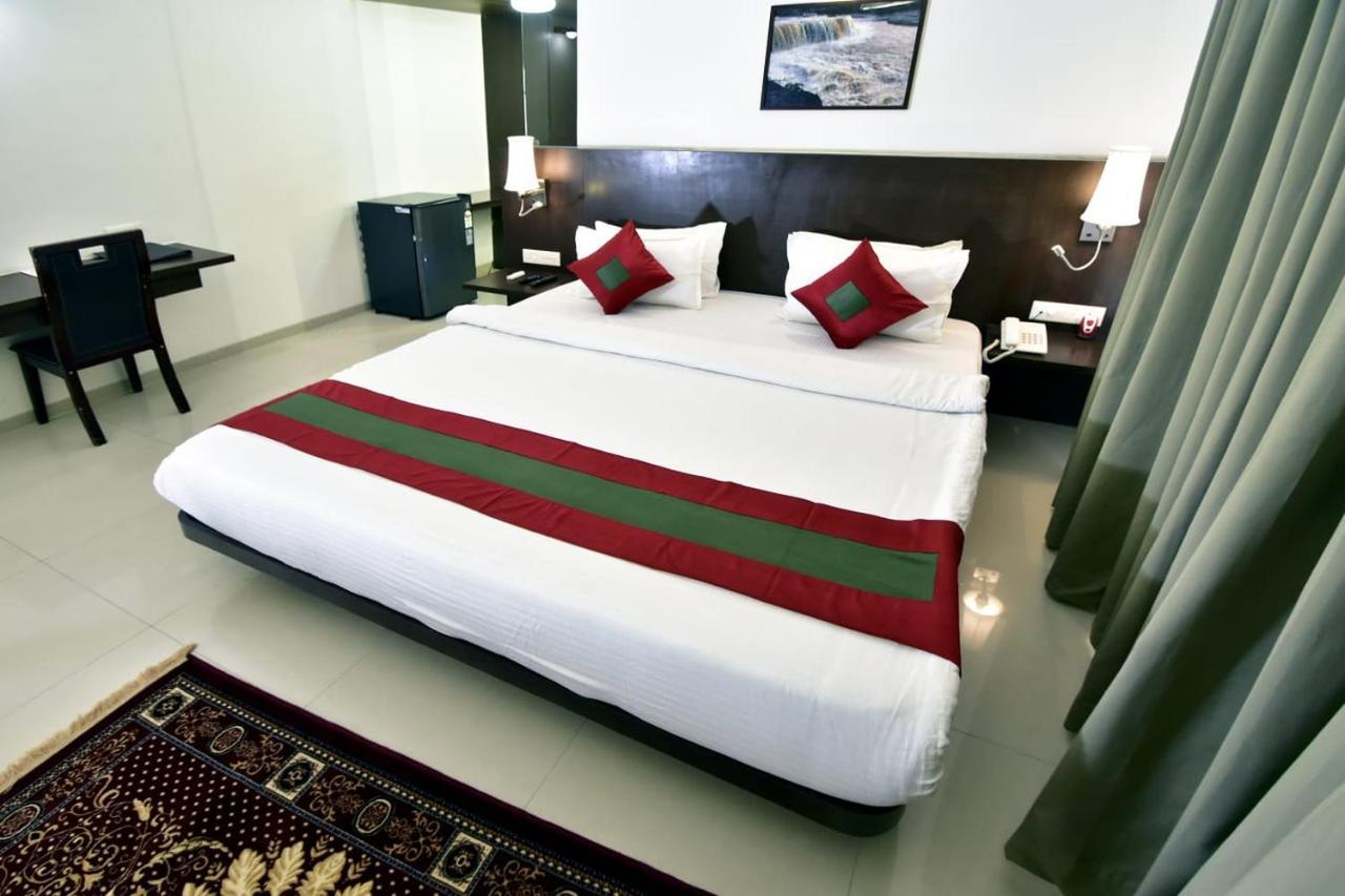 Caves County Resort Malegaon Eksteriør billede