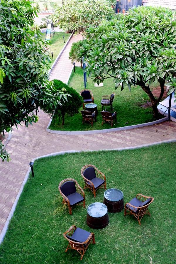 Caves County Resort Malegaon Eksteriør billede