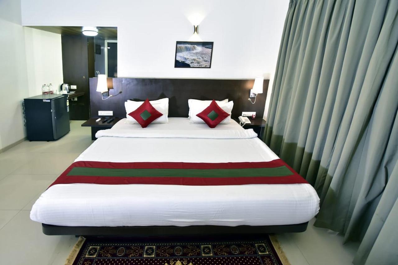 Caves County Resort Malegaon Eksteriør billede