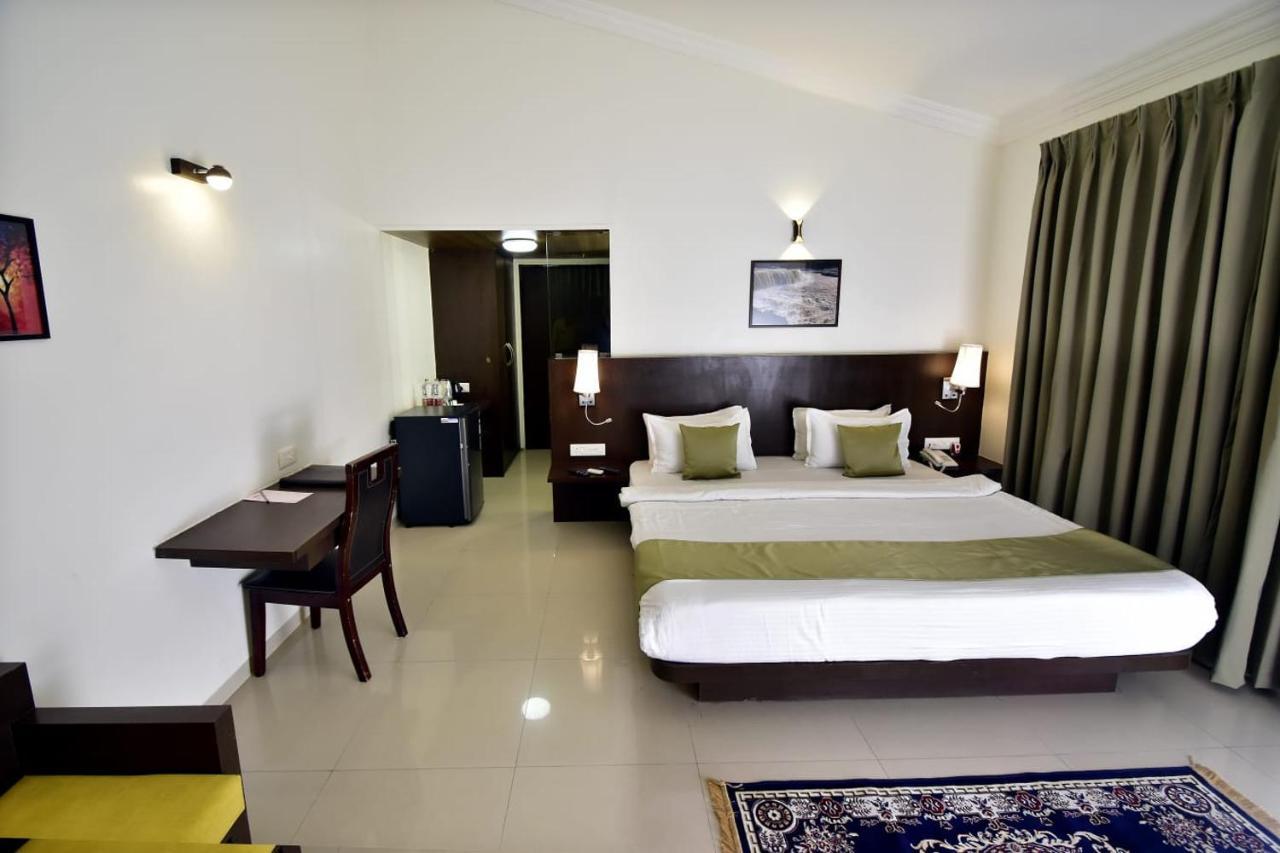 Caves County Resort Malegaon Eksteriør billede