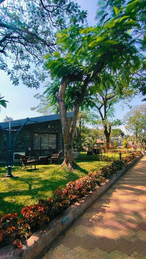 Caves County Resort Malegaon Eksteriør billede