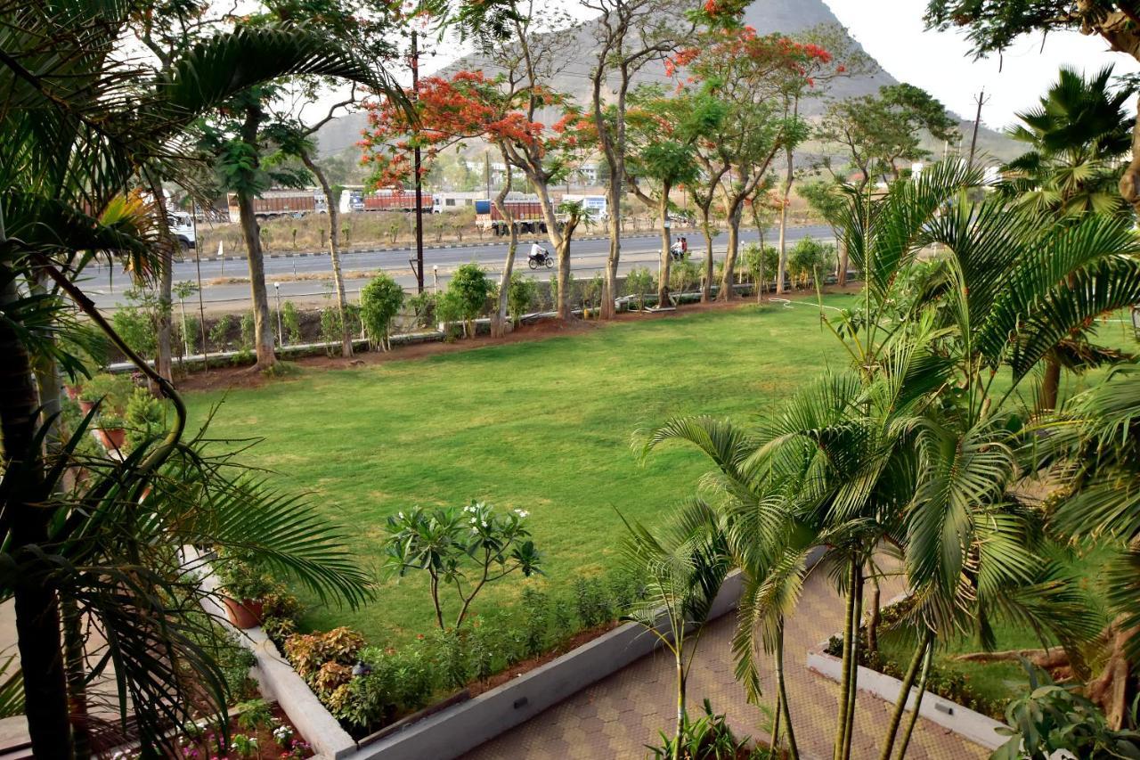 Caves County Resort Malegaon Eksteriør billede